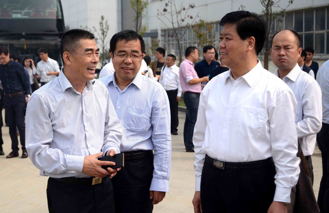 李總熱情接待趙家生副會長和參會企業(yè)家代表參觀宜昌南玻多晶硅及硅片生產(chǎn)基地